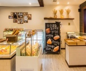 蛋糕店招.全能師傅工資5000--8500，面包師傅工資4000--5500