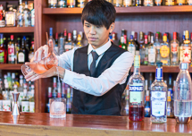 【佛山展翅調酒咖啡西點培訓學?！空{酒師大山